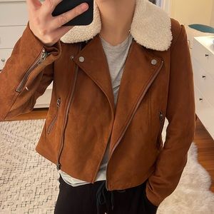 Cropped jacket w/ faux shearling collar